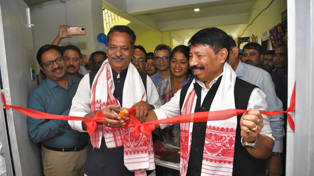 অসম চৰকাৰৰ স্বাস্থ্য আৰু পৰিয়াল কল্যাণ তথা জলসিঞ্চন বিভাগৰ মন্ত্ৰী অশোক সিংহলে সোমবাৰে গোলাঘাট জিলা ভ্ৰমণ কৰে। মন্ত্ৰীগৰাকীয়ে পুৱা বোকাখাটৰ শ্বহীদ কমলা মিৰি মহকুমা অসামৰিক চিকিৎসালয়ত প্ৰধানমন্ত্ৰী ৰাষ্ট্ৰীয় ডায়েলাইছিছ কাৰ্যক্ৰমৰ অধীনত চাৰিখন বিছনাযুক্ত ডায়েলাইছিছ ইউনিটৰ শুভাৰম্ভ কৰে। ইয়াৰ পাছতেই চিকিৎসালয়খনৰ পঞ্জীয়ন কক্ষ,ফাৰ্মাচী, পৰীক্ষাগাৰৰ নমুনা সংগ্ৰহ,অ পি ডি,প্ৰসূতিগৃহ আদি পৰিদৰ্শন কৰে মন্ত্ৰীগৰাকীয়ে।