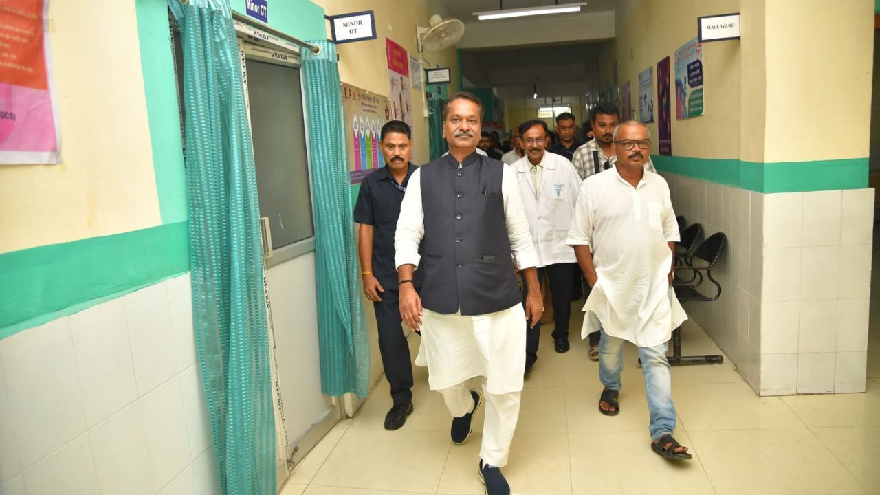 মন্ত্ৰী অশোক সিংহলে খুমটাই আদৰ্শ চিকিৎসালয়ো পৰিদৰ্শন কৰে। এই পৰিদৰ্শনৰ সময়ত খুমটাই সমষ্টিৰ বিধায়ক মৃণাল শইকীয়াই সংগ দিয়ে মন্ত্ৰীগৰাকীক।