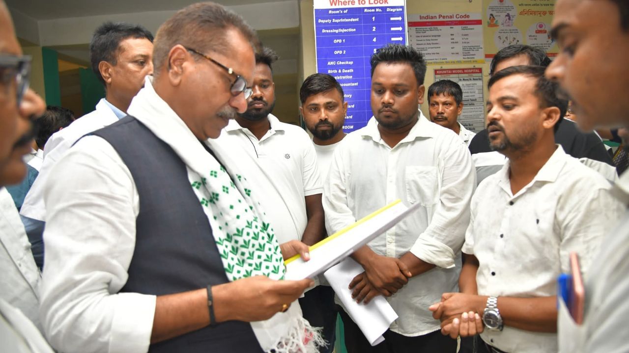 অসম চৰকাৰৰ কৃষি আৰু আবকাৰী বিভাগৰ মন্ত্ৰী তথা স্থানীয় বিধায়ক অতুল বৰাৰ উপস্থিতিত মন্ত্ৰীগৰাকীয়ে এখন বৈঠকত মিলিত হৈ চিকিৎসালয়খনৰ বিভিন্ন ব্যৱস্থাৱলী সম্পৰ্কে বুজ লয়। এই বৈঠকত ৰাষ্ট্ৰীয় স্বাস্থ্য অভিযান অসমৰ সঞ্চালক ডাঃ লক্ষ্মণন এছ, স্বাস্থ্য সঞ্চালক কমলজিত তালুকদাৰ,জিলা যুটীয়া স্বাস্থ্য সেৱা সঞ্চালক ডাঃ বডিলাল দেউৰী উপস্থিত থাকে। উল্লেখযোগ্য যে, পুৱাৰ ভাগত মন্ত্ৰী অশোক সিংহলে কহৰাস্থিত শ্বহীদ বিজু বৈষ্ণৱ আদৰ্শ চিকিৎসালয় পৰিদৰ্শন কৰিছিল।