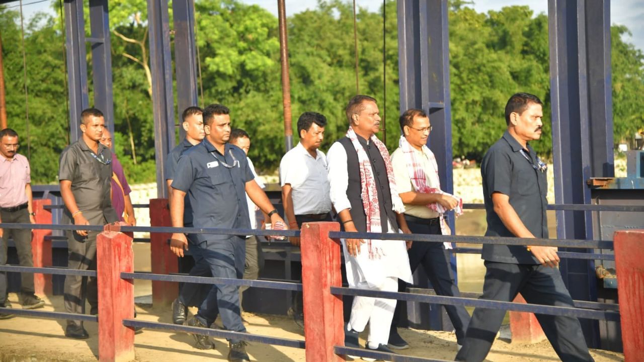 উল্লেখ্য যে, মন্ত্ৰী অশোক সিংহলে সন্ধিয়া সৰুপথাৰ সম জিলা অসামৰিক চিকিৎসালয়খন পৰিদৰ্শন কৰে আৰু চিকিৎসক তথা চিকিৎসক কৰ্মী সকলৰ লগত আলোচনাত মিলিত হয়। আজিৰ এই অনুষ্ঠানত সৰুপথাৰ সমষ্টিৰ বিধায়ক বিশ্বজিৎ ফুকন উপস্থিত থাকে।