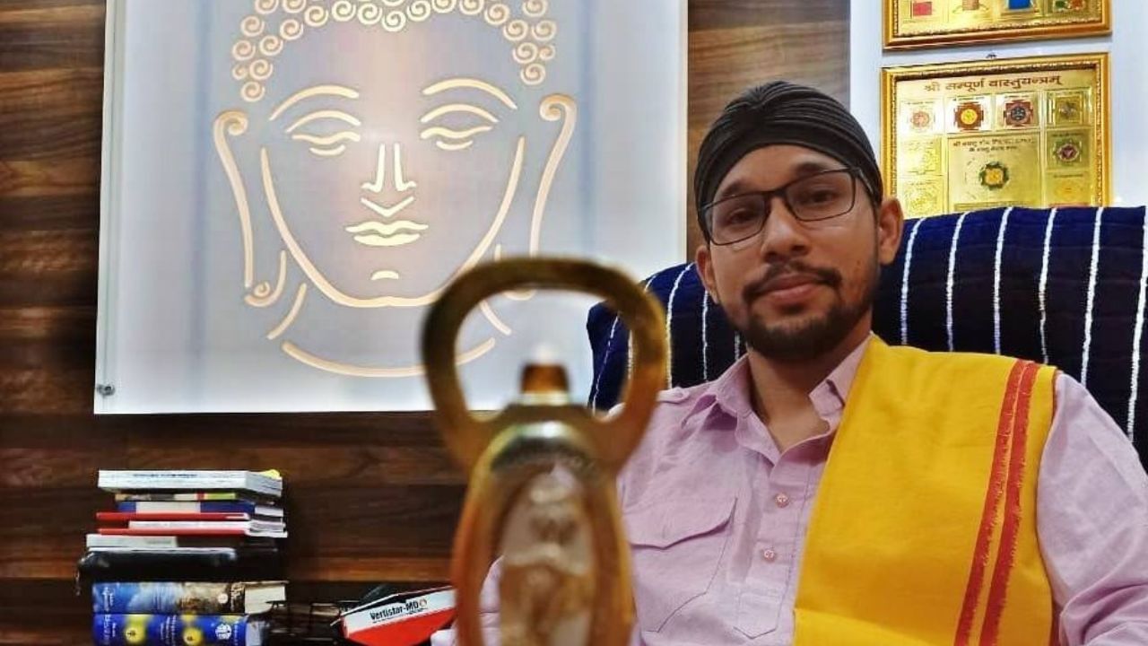 কিছুদিনৰ পৰা সামাজিক মাধ্যমত বিভিন্ন জ্যোতিষ শাস্ত্ৰৰ জ্ঞান দি চৰ্চা লাভ কৰিছিল তেওঁ। কিন্তু আজি হঠাতে অহা গ্ৰেপ্তাৰৰ খবৰটোৱে সকলোকে আচৰিত কৰি তুলিছিল।