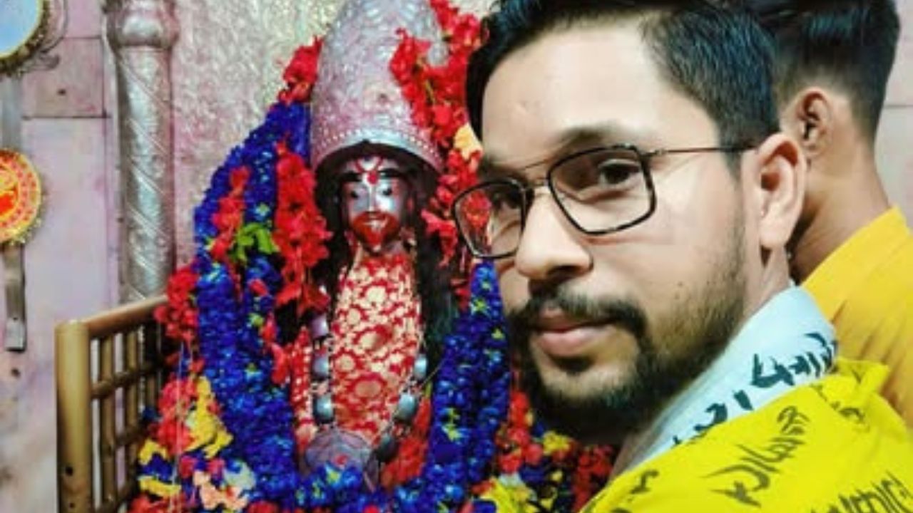 অতি কম সময়ৰ ভিতৰতে যথেষ্ঠ জনপ্ৰিয় হৈ পৰিছে জ্যোতিষী ড০ পৰশমণি শৰ্মা। তেওঁ দিয়া প্ৰতিটো বিধান অনুসৰণ কৰে একাংশই। পৰৱৰ্তী সময়ত তেওঁৰ বিৰুদ্ধে উত্থাপন হোৱা এই অভিযোগৰ তদন্ত কেনেকৈ হয়, সেয়া হ'ব লক্ষণীয়।