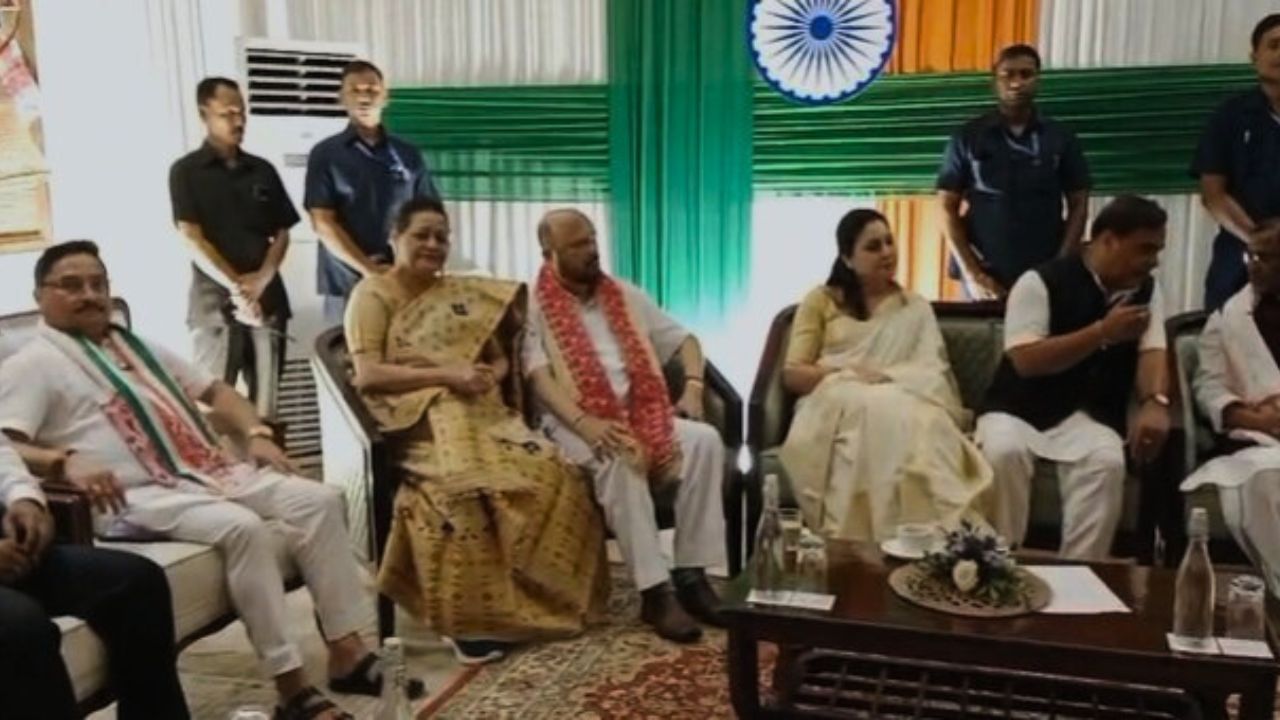 এই অনুষ্ঠানত ৰাজ্যপালে সকলোকে স্বাগতম জনায় তাৰ পিছত সকলোৰে সৈতে আলোচনাত মিলিত হয়। এই 'AT Home' অনুষ্ঠানটোত বিভিন্ন দিশৰ বিষয়ে সকলোৱে আলোচনাও কৰে।