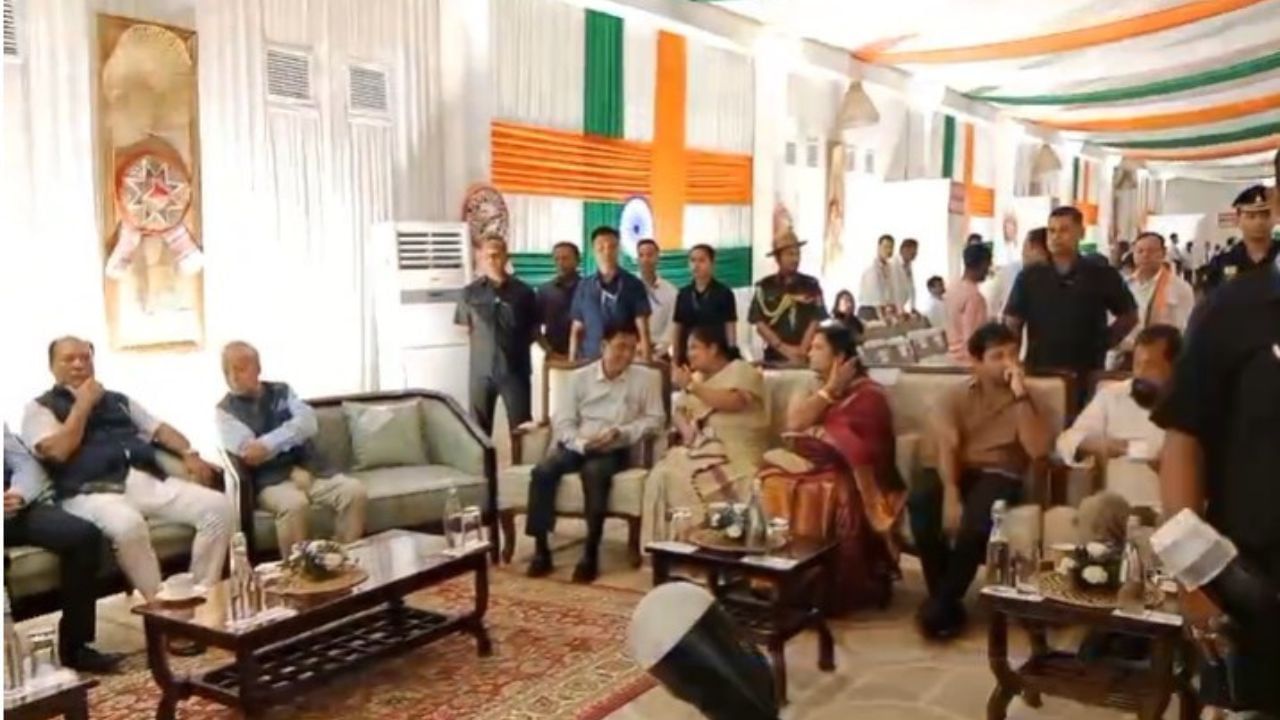 সন্ধিয়া ৫ বজাৰ পৰা অনুষ্ঠিত এই কাৰ্যসূচীত পত্নীসহ মুখ্যমন্ত্ৰী, প্ৰশাসনিক মূৰব্বী, বিধানসভাৰ অধ্যক্ষ, প্ৰাক্তন মুখ্যমন্ত্ৰী প্ৰফুল্ল মহন্ত, সেনা বাহিনীৰ শীৰ্ষ বিষয়াসকল, ভাৰতীয় ক্ৰিকেট কণ্ট্ৰল বোৰ্ডৰ সচিব শ্ৰী দেৱজিত ল’ন শইকীয়া আৰু ভাৰত চৰকাৰৰ পৰা পদৰ লাভ কৰা ব্যক্তিসকল উপস্থিত থাকে।