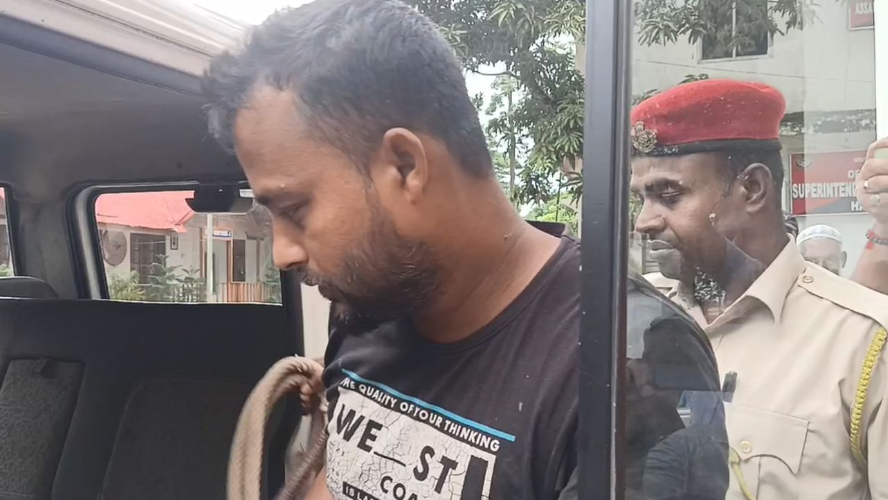 হাইলাকান্দি আৰক্ষীয়ে গ্ৰেপ্তাৰ কৰা এই যুৱকজনৰ নাম আতিকুৰ ৰহমান লস্কৰ বুলি জানিব পৰা গৈছে। প্ৰকাশিত খবৰ অনুসৰি ধৃত আতিকুৰ ৰহমানৰ ঘৰ হাইলাকান্দিৰ বৰবন্দ নামৰ এখন গাঁৱত।