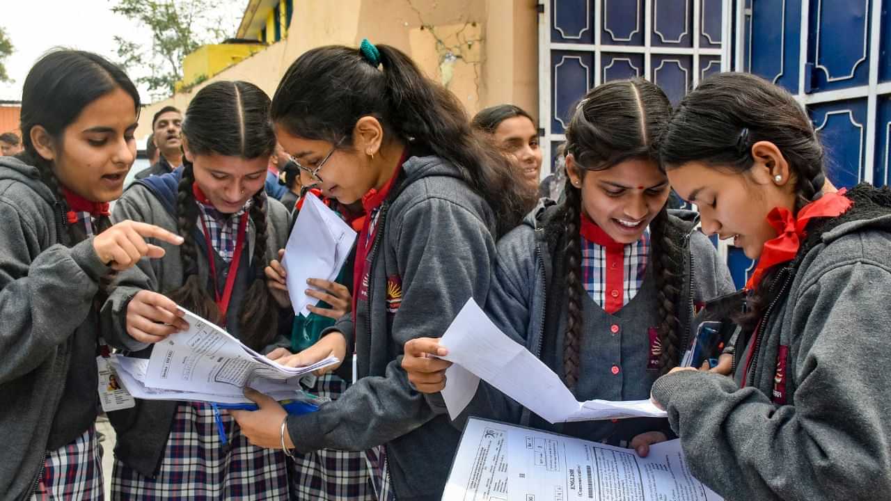Open Book Exam: পৰীক্ষাৰ নিয়ম সলনি, এতিয়া পৃষ্ঠাই পৃষ্ঠাই মুখস্থ নকৰিলেও হব শিক্ষাৰ্থীয়ে!