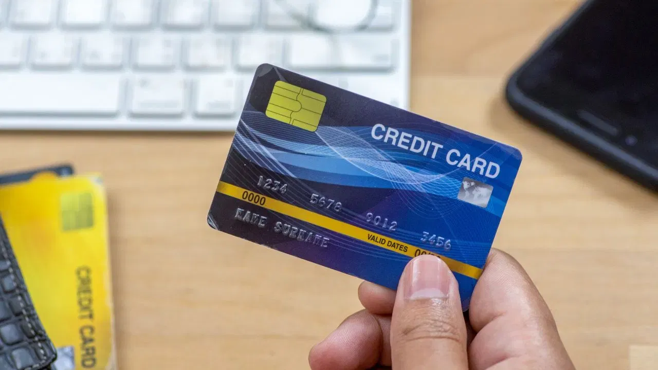 Credit Card-ৰ সহায়ত বজাৰ কৰে নেকি? ভৱিষ্যতে ঋণ ল’লে বিপদত পৰিব পাৰে আপুনি!