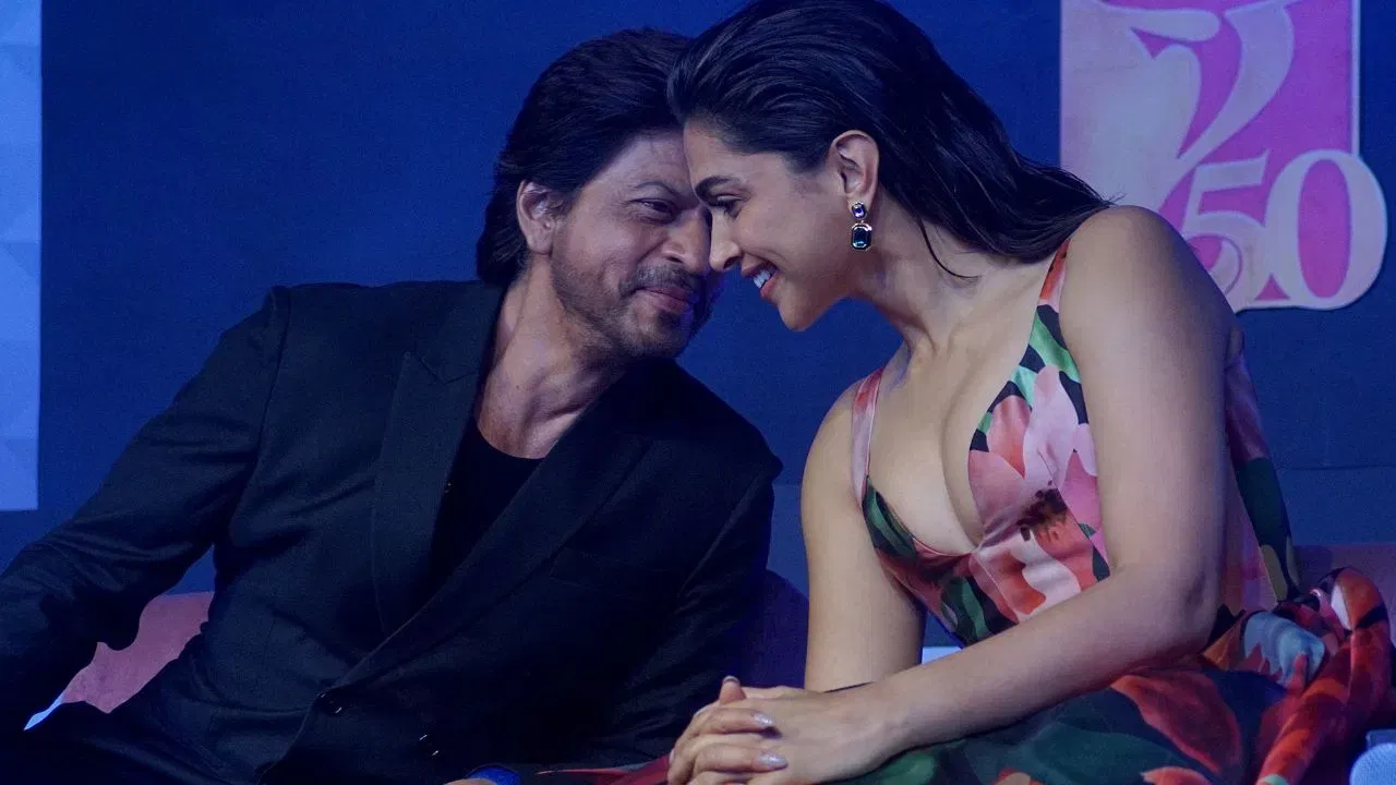 SRK-Deepika: শ্বাহৰুখৰ সৈতে প্ৰথম সাক্ষাৎ, দীপিকা পাডুকনে কিয় কিনে নতুন বগা কাপোৰ? SRK-Deepika: শ্বাহৰুখৰ সৈতে প্ৰথম সাক্ষাৎ, দীপিকা পাডুকনে কিয় কিনে নতুন বগা কাপোৰ?