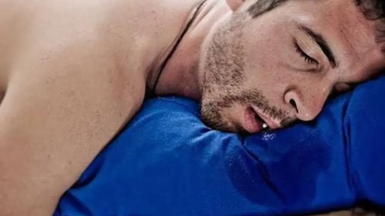 শুই থকাৰ সময়ত মুখৰ পৰা লালটি ওলায় নেকি? জানক এয়া কিহৰ সংকেত…