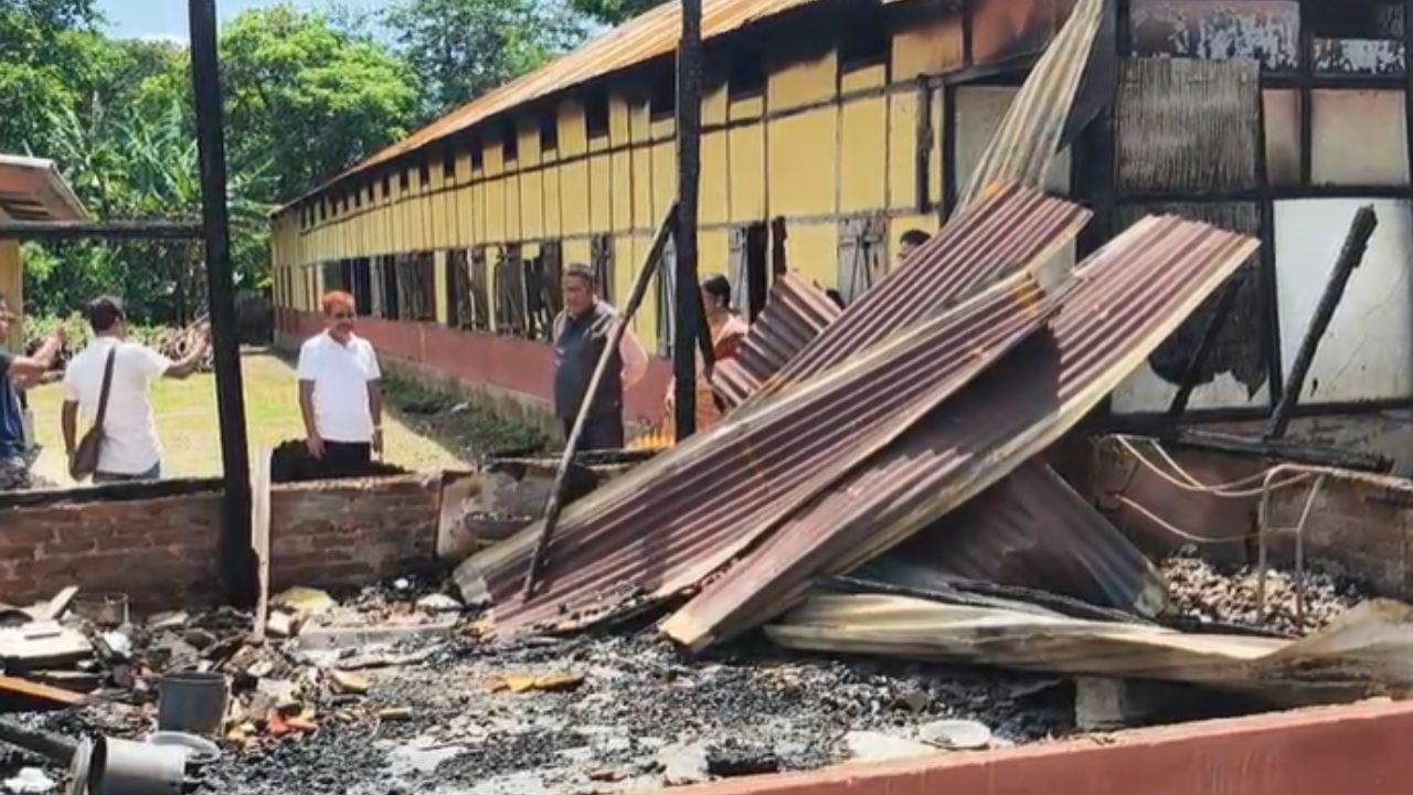 নিশা দুধনৈ এখন বিদ্যালয়ত ভয়ংকৰ অগ্নিকাণ্ড, অগ্নিদগ্ধ হৈ অস্থায়ী কৰ্মচাৰীৰ মৃত্যু, ঘটনাস্থলী পৰিদৰ্শন শিক্ষামন্ত্ৰীৰ নিশা দুধনৈ এখন বিদ্যালয়ত ভয়ংকৰ অগ্নিকাণ্ড, অগ্নিদগ্ধ হৈ অস্থায়ী কৰ্মচাৰীৰ মৃত্যু, ঘটনাস্থলী পৰিদৰ্শন শিক্ষামন্ত্ৰীৰ