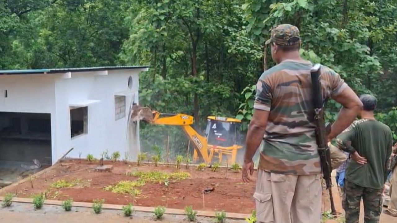 ৰাজ্যত বেদখলৰ বিৰুদ্ধে অব্যাহত আছে প্ৰশাসনৰ উচ্ছেদ অভিযান। এইবাৰ প্ৰশাসনৰ বুলড’জাৰ চলিল সোণাপুৰৰ। সোণাপুৰৰ সংৰক্ষিত বনাঞ্চলৰ ভূমিত গঢ়ি তোলা ৰিজ'ৰ্টত আজি উচ্ছেদ চলায় প্ৰশাসনে।