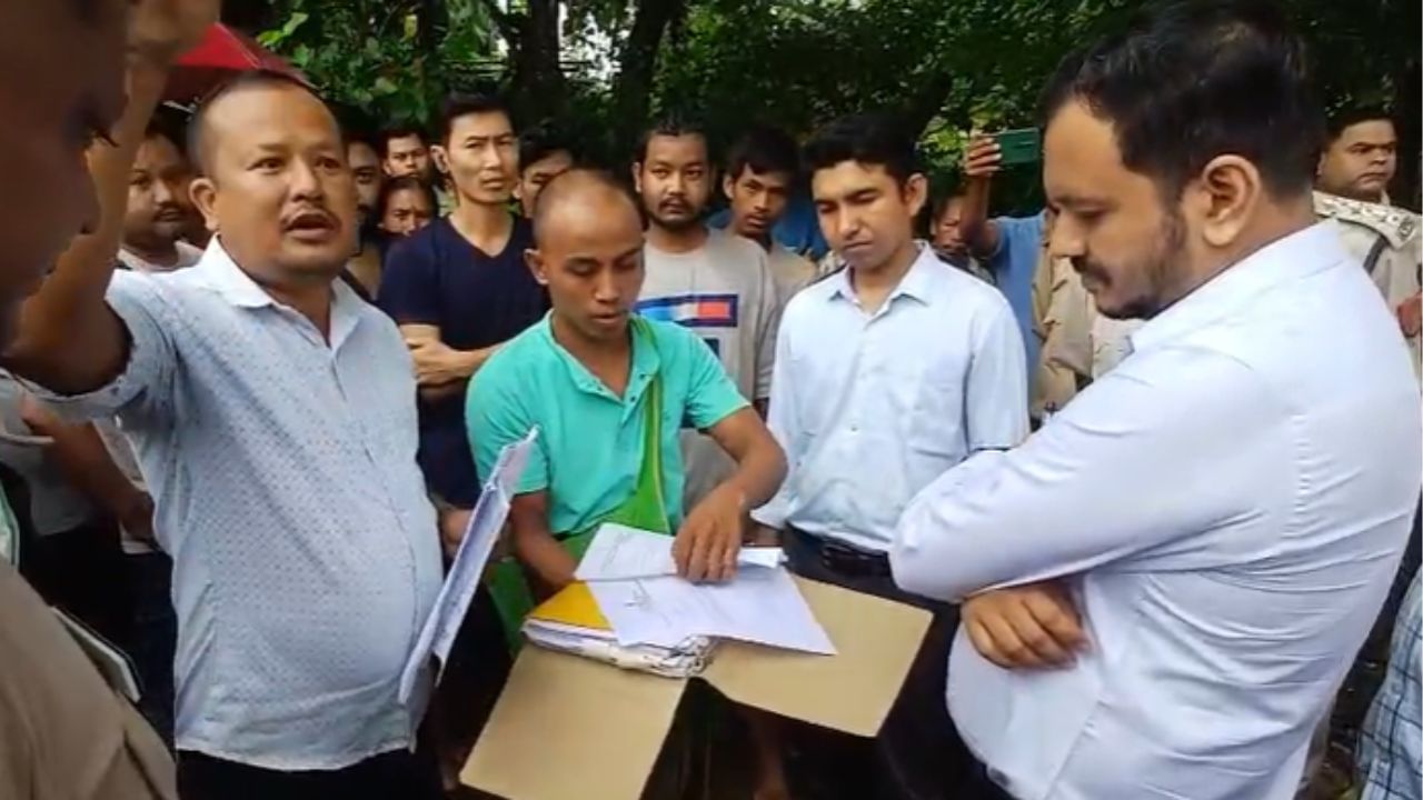 ইফালে ৰিজ’ৰ্টখনৰ স্বত্বাধিকাৰী অৰূপ কুমাৰ দাসে তেওঁৰ বিৰুদ্ধে ষড়যন্ত্ৰমূলকভাৱে এনে পদক্ষেপ লোৱা বুলি দাবী কৰিছে। উচ্ছেদস্থলীত থকা ২১ বিঘা মাটিৰ ম্যাদী পট্টা আৰু ৫ বিঘা মাটিৰ একচনীয়া পট্টা থকা বুলিও তেওঁ দাবী কৰিছে।