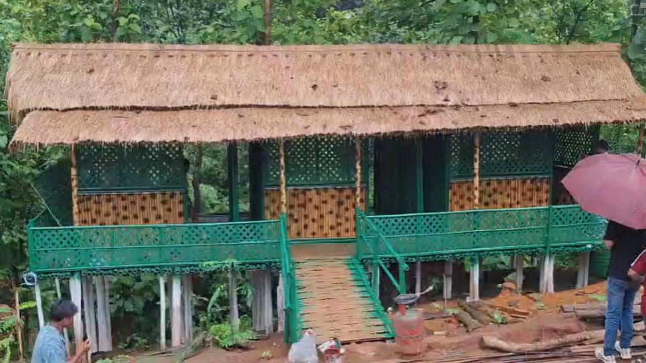 বিগত প্ৰায় এবছৰ ধৰি অতি গোপনে কমাৰকুছিৰ এই সংৰক্ষিত ভূমিত ৰিজ’ৰ্টখনৰ নিৰ্মাণকাৰ্য চলাই থকা হৈছিল বুলি জানিব পৰা গৈছে। ৰিজ’ৰ্টৰ স্বত্বাধিকাৰীৰ বিৰুদ্ধে বনাঞ্চলৰ মূল্যৱান গছ-বন ধ্বংস কৰাৰ লগতে পাহাৰ খননৰো অভিযোগ উঠিছে।