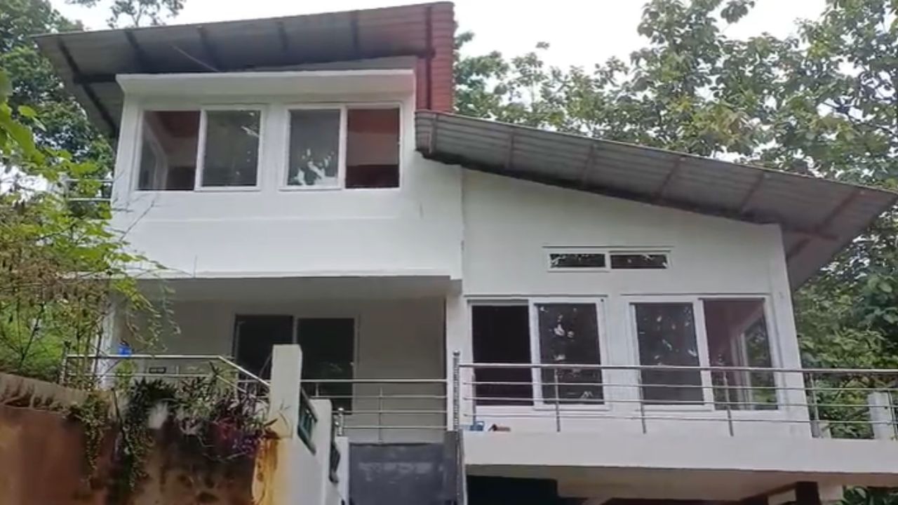 আজি পুৱাৰে পৰা বিশাল আৰক্ষী বাহিনীসহ বন বিভাগ আৰু ডিমৰীয়া সম-জিলা প্ৰশাসনে বিশাল এলেকাজুৰি বিস্তৃত হৈ থকা এই ৰিজৰ্টত উচ্ছেদ অভিযান চলায়। এই ৰিজ’ৰ্টখন বনভূমিত অবৈধভাৱে নিৰ্মাণ কৰা বুলি অভিযোগ উঠিছে।