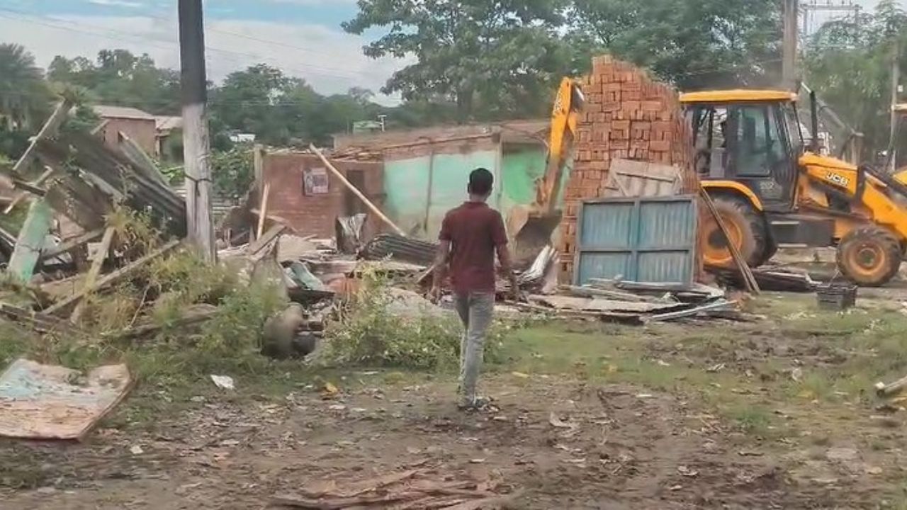 আজি দ্বিতীয় দিনাও যোগীঘোপাত পূৰ্ণগতিত চলিছে উচ্ছেদ অভিযান । যোগীঘোপা বন্দৰ ভুমি বেদখল কৰা শতাধিক পৰিয়ালৰ ঘৰত চলিল প্ৰশাসনৰ বুলডোজাৰ । 