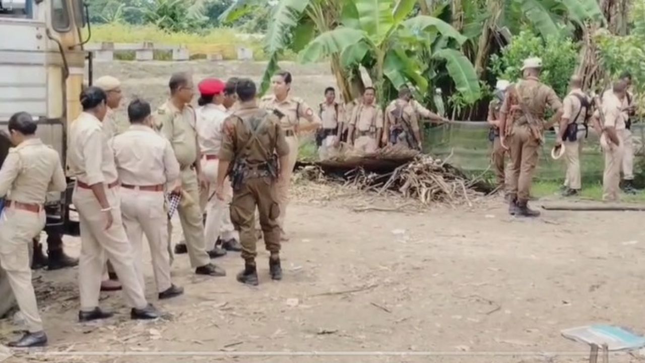 ইয়াৰ পিছতে দ্বিতীয় দিনাও উচ্ছেদ চলিল যোগীঘোপা বন্দৰৰ বেদখলকৃত ভুমিত । আজি বঙাইগাঁও জিলাৰ উচ্চ পদস্থ প্ৰশাসনিক বিষয়াৰ লগতে বিশাল আৰক্ষী বাহিনী উপস্থিত হৈ উচ্ছেদ অভিযানৰ তদাৰক কৰিছে ।