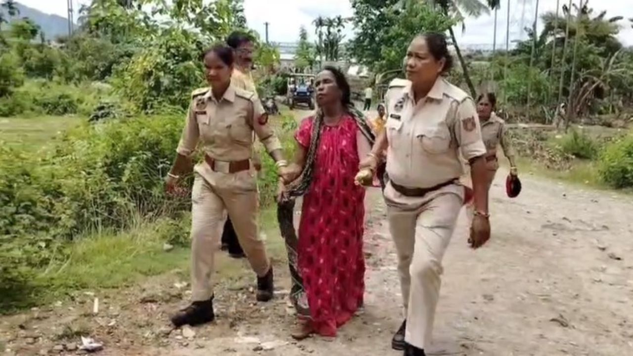 ইফালে উচ্ছেদ চলি থকাৰ মাজতে এগৰাকী মহিলা এক্সভেটৰৰ সন্মুখত মাটিত শুই প্ৰতিবাদ সাব্যস্ত কৰে। আৰক্ষীয়ে মহিলাগৰাকীক আঁতৰাই নি পৰিস্থিতি নিয়ন্ত্ৰণ কৰে।