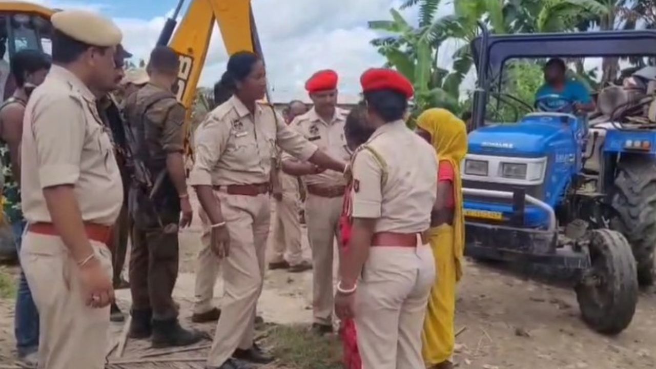 ভাঙি পেলোৱা ঘৰখন দেখি হিয়া ঢাকুৰি কান্দিছে বেদখলকাৰীয়ে। পিছে থমকি ৰোৱা নাই প্ৰশাসন। এফালৰ পৰা কঠোৰভাৱে চলাই গৈছে উচ্ছেদ।