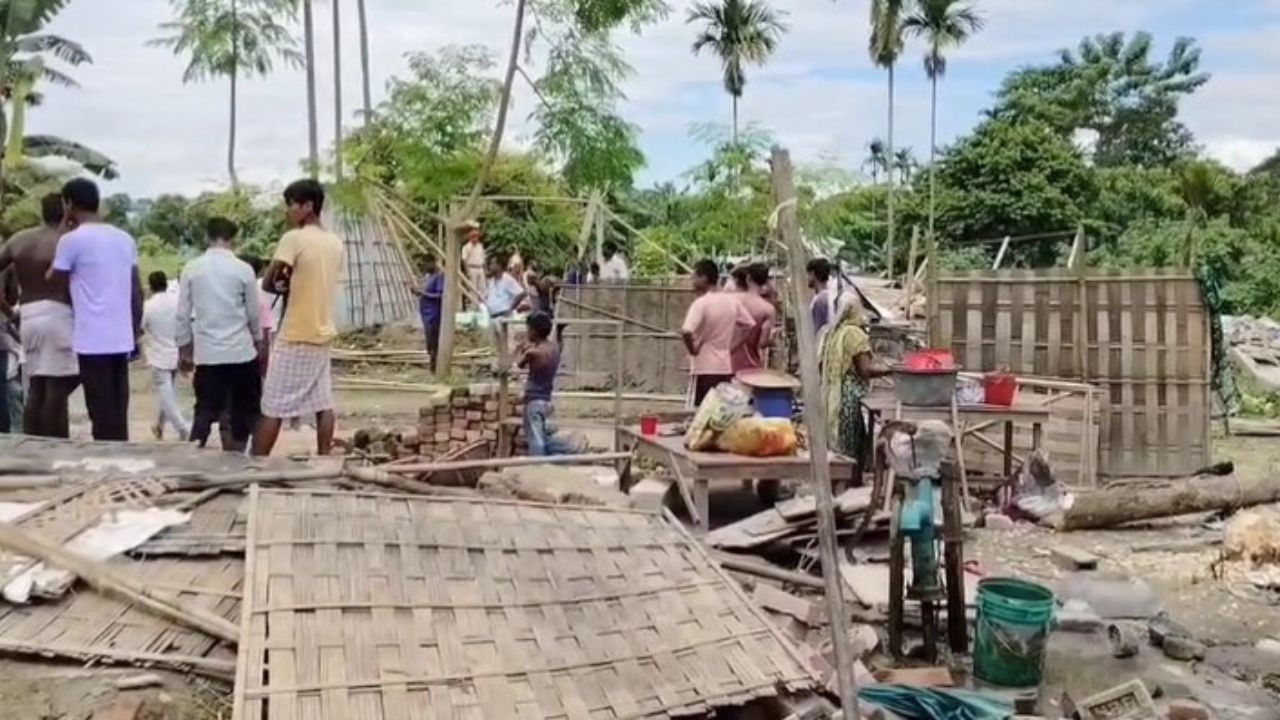 প্ৰশাসনৰ বুলডোজাৰে এফালৰ পৰা ভাঙি চুৰমাৰ কৰিছে শতাধিক বেদখলকাৰীৰ ঘৰ । বইটামাৰী ৰাজহ চক্ৰৰ চক্ৰ বিষয়াই জাননী জাৰি কৰাৰ পিছতো নিজৰ ঘৰসমুহ ভাঙি নিয়া নাছিল একাংশ পৰিয়ালে।