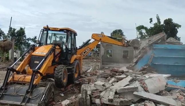 অবৈধ দখলকাৰীৰ বিৰুদ্ধে কঠোৰ হৈ পৰিছে অসম চৰকাৰ। জিলাই জিলাই বেদখলীকৃত চৰকাৰী ভূমিত উচ্ছেদ অভিযান চলাবলৈ জিলা প্ৰশাসনৰ বিশেষ তৎপৰতা দেখা গৈছে।