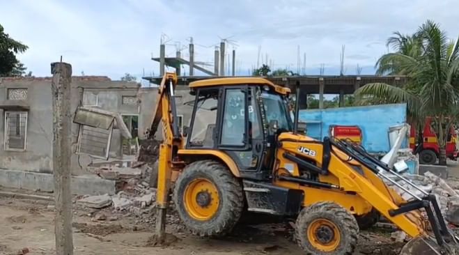 দেওবাৰে বিশ্বনাথৰ ননকে জাপৰিগুৰিত জিলা প্ৰশাসনে আৰম্ভ কৰিছে উচ্ছেদ অভিযান। প্ৰশাসনৰ পূৰ্বেই ঘৰ-দুৱাৰ ভাঙি অন্য স্থানলৈ আঁতৰি গৈছে শ শ বেদখলকাৰী পৰিয়াল।