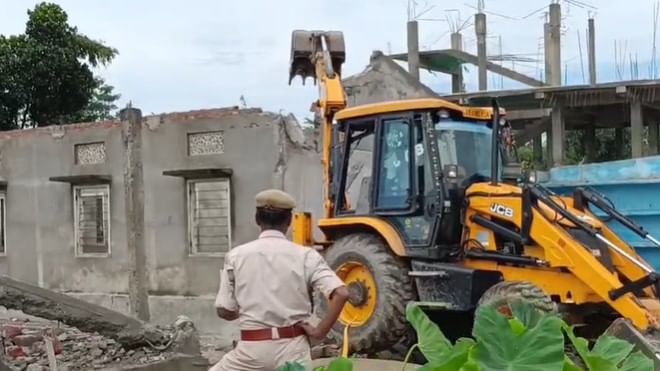 চাৰিটা জনত ভাগ কৰা হৈছে এই উচ্ছেদ অভিযানক। দুজনকৈ অতিৰিক্ত আয়ুক্ত আৰু ৬ জনকৈ দণ্ডাধীশে তদাৰক কৰিছে এই উচ্ছেদ ।