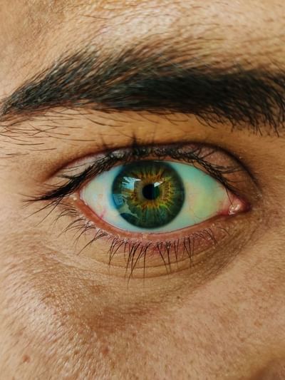 পুৰুষৰ সোঁ চকু লৰিলে কি সূচায়, নকৰিব মাত্ৰ এই ভুল!