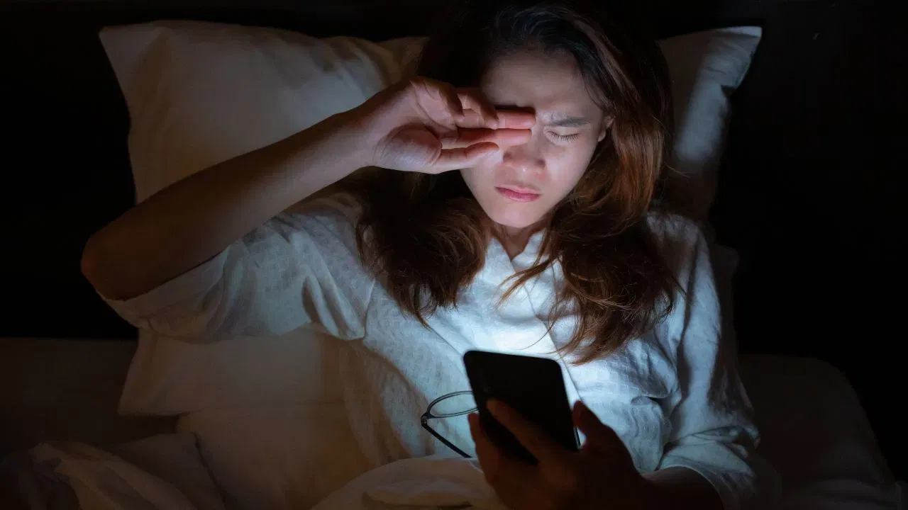 বহু সময় মোবাইল চাই থাকিলে চকুত কি প্ৰভাৱ পৰে? চিকিৎসকৰ পৰা জানক…