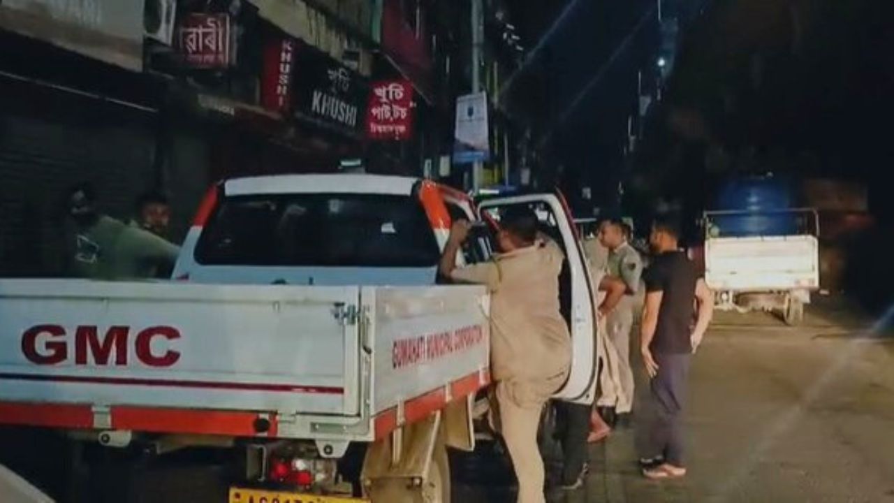 বিশেষকৈ ১৫ আগষ্টৰ বাবে মহানগৰীৰ সৌন্দৰ্যৰ ওপৰত বিশেষ গুৰুত্ব দিছে GMC এ। গণেশগুৰিৰ উৰণ সেঁতুৰ তলত একাংশ পদ পথৰ ব্যৱসায়ীয়ে খাদ্যৰ দোকান দি লেতেৰা কৰি আহিছে পৰিৱেশ। খাদ্য খোৱাৰ পাছত পেলনীয়া আৱৰ্জনা পেলাই থৈ যায় উৰণ সেতুৰ তলত, ব্যৱহাৰ নকৰে কোনো ডাষ্টবিন।