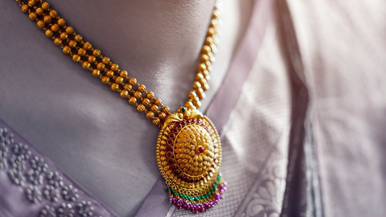 সাধাৰণতে বজাৰত প্ৰায় প্ৰতিদিনেই উত্থাপ-পতন ঘটে সোণৰ দৰৰ। আন্তঃৰাষ্ট্ৰীয় বজাৰৰ ওপৰত সম্পূৰ্ণৰুপে নিৰ্ভৰশীল সোণৰ মূল্যৰ এই উত্থান পতন। সেই অনুসৰি কেতিয়াবা যদি বজাৰত সোণৰ দাম হঠাতে কিছু হ্ৰাস পায়, কেতিয়াবা আকৌ হুৰমূৰকৈ দাম বৃদ্ধি পায়।