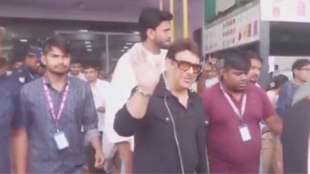 ইফালে জন আব্ৰাহামৰ সৈতে একেখন বিমানতে বিমানবন্দৰত উপস্থিত হয় বলীউডৰ অভিনেতা গোবিন্দা। আজি গুৱাহাটীৰ যোৰাবাটত ‘পাইন ক্লাব’ৰ মুকলি অনুষ্ঠানত বিশিষ্ট অতিথি হিচাপে উপস্থিত থাকিব অভিনেতাগৰাকী৷