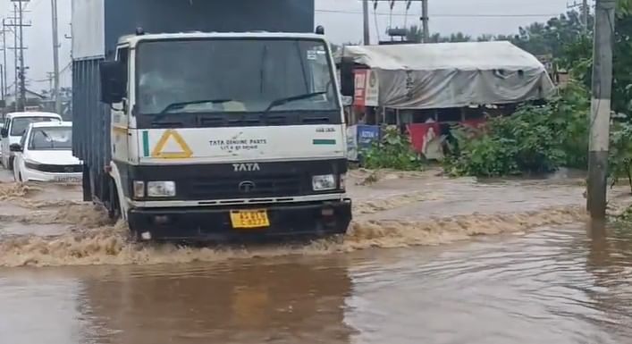 গুৱাহাটীৰ চানমাৰি, মালিগাঁও অনিল নগৰ, নবীন নগৰ, কাহিলীপাৰা, ৰুক্মিণীগাঁও, হাতীগাঁওকে ধৰি ভিন্নস্থানত এই পৰ্যন্ত পানীৰে উপচি পৰিছে। কৃত্ৰিম বানৰ বাবে দুৰ্দশা ভুগিবলগীয়া হৈছে স্কুলীয়া ছাত্ৰ-ছাত্ৰী আৰু কৰ্মস্থলীলৈ ওলাই যোৱা লোকসকলে।