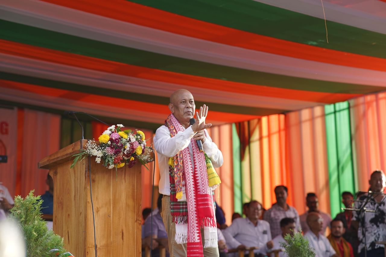 এতিয়া ইখনৰ পিছত সিখন নিৰ্বাচনী প্ৰচাৰ সভাত ব্যস্ত হৈ পৰিছে হাগ্ৰামা মহিলাৰী। তেওঁ ৰাইজক মাটিৰ পট্টা প্ৰদানৰ প্ৰতিশ্ৰুতিৰ লগতে এতিয়া বিপিএফে কেনেকৈ চৰকাৰ গঠনৰ প্ৰস্তুতি কৰি আছে সেই বিষয়েও জনায় ।