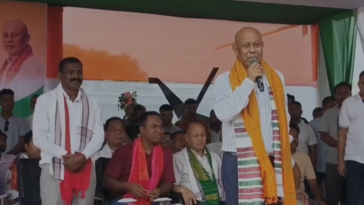 হাতত নাই ধন, নিৰ্বাচন খেলিবলৈ গুৱাহাটীত থকা মাটি বিক্ৰী কৰিছে হাগ্ৰামা মহিলাৰীয়ে! হাতত নাই ধন, নিৰ্বাচন খেলিবলৈ গুৱাহাটীত থকা মাটি বিক্ৰী কৰিছে হাগ্ৰামা মহিলাৰীয়ে!