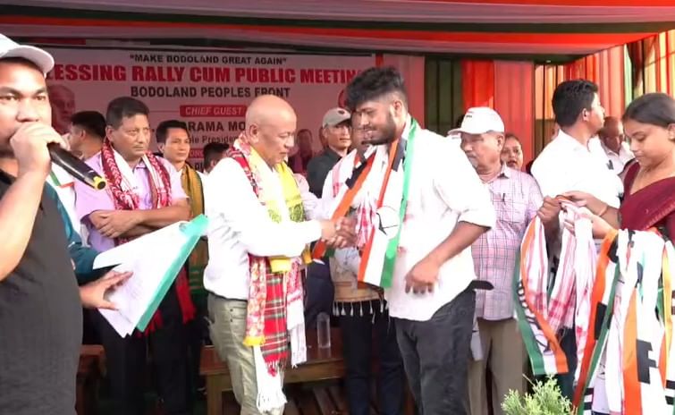হাজাৰ হাজাৰ লোকৰ মাজত বিপিএফ'ৰ মুৰব্বী হাগ্ৰামা মহিলাৰী। প্ৰায় ২৫ হাজাৰ বিপিএফ কৰ্মীৰ সৈতে পদ যাত্ৰাৰে অংশগ্ৰহণ হাগ্ৰামা মহিলাৰীৰ। প্ৰমোদ বড়োক হৰুৱাবলৈ ৰণনীতি তৈয়াৰ হাগ্ৰামা মহিলাৰীৰ।
