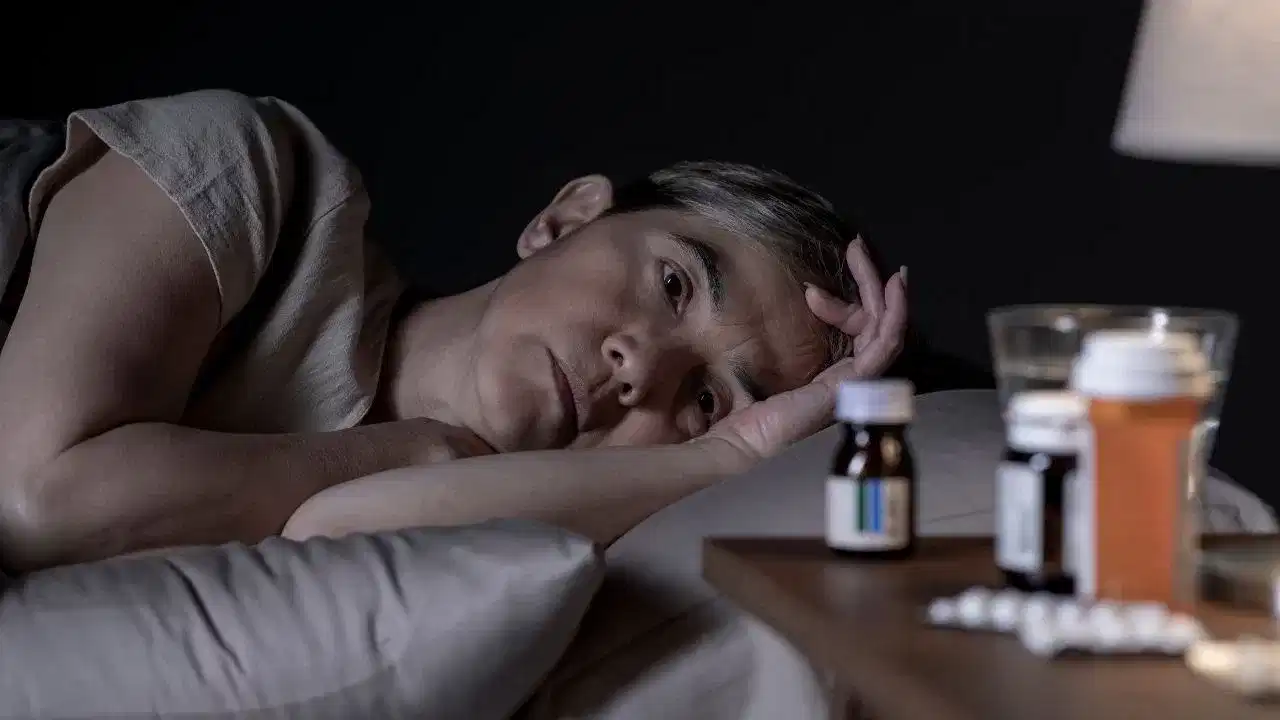 টোপনিৰ মাজতে শৰীৰটো জোকাৰি উঠে নেকি? ভাগৰ বুলি আওকাণ নকৰিব, হব পাৰে এইসমূহ গুৰুতৰ ৰোগ... টোপনিৰ মাজতে শৰীৰটো জোকাৰি উঠে নেকি? ভাগৰ বুলি আওকাণ নকৰিব, হব পাৰে এইসমূহ গুৰুতৰ ৰোগ...