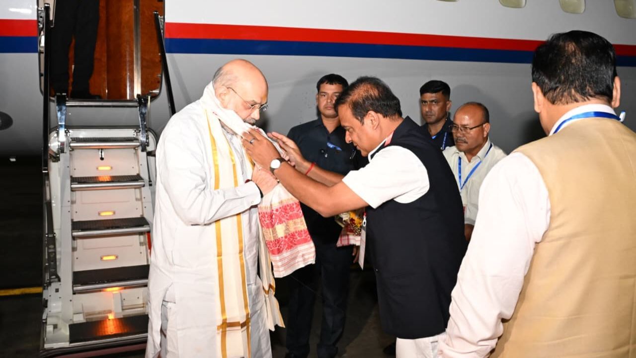 গুৱাহাটীত উপস্থিত গৃহমন্ত্ৰী অমিত শ্বাহঃ বিমানবন্দৰত আদৰণি জনালে মুখ্যমন্ত্ৰীয়ে গুৱাহাটীত উপস্থিত গৃহমন্ত্ৰী অমিত শ্বাহঃ বিমানবন্দৰত আদৰণি জনালে মুখ্যমন্ত্ৰীয়ে
