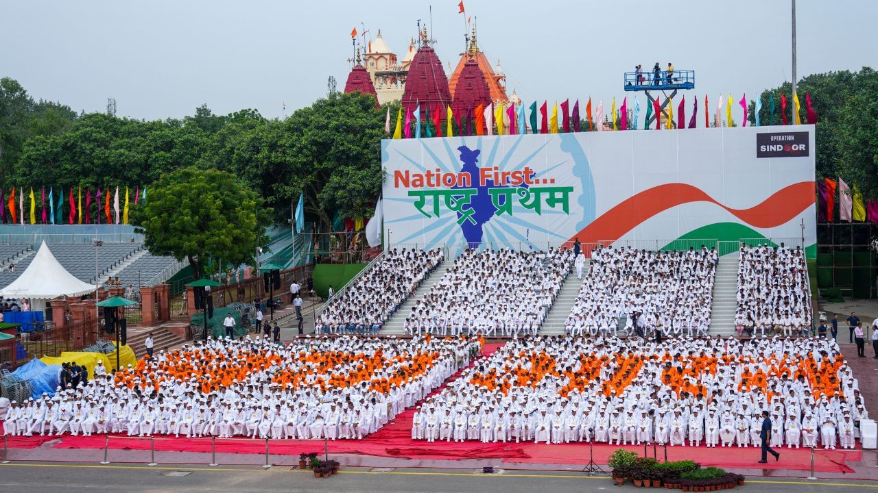 লালকিল্লাৰ স্বাধীনতা দিৱসৰ সম্পূৰ্ণ সাজ-পোছাকৰ আখৰাৰ সময়ত বিদ্যালয়ৰ ছাত্ৰ-ছাত্ৰীসকল।