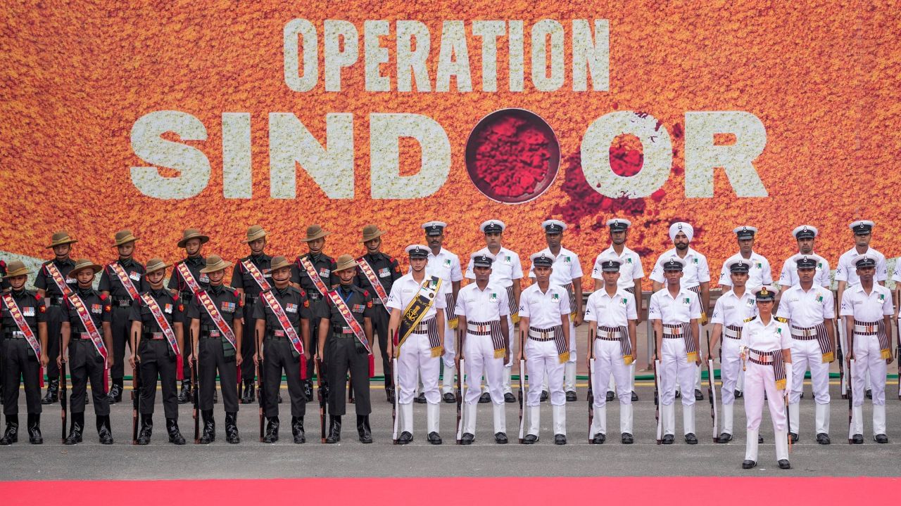 ৭৯ সংখ্যক স্বাধীনতা দিৱস উদযাপনৰ সম্পূৰ্ণ সাজ-পোছাকৰ আখৰাত অংশগ্ৰহণ কৰা নিৰাপত্তাৰক্ষীসকল।
