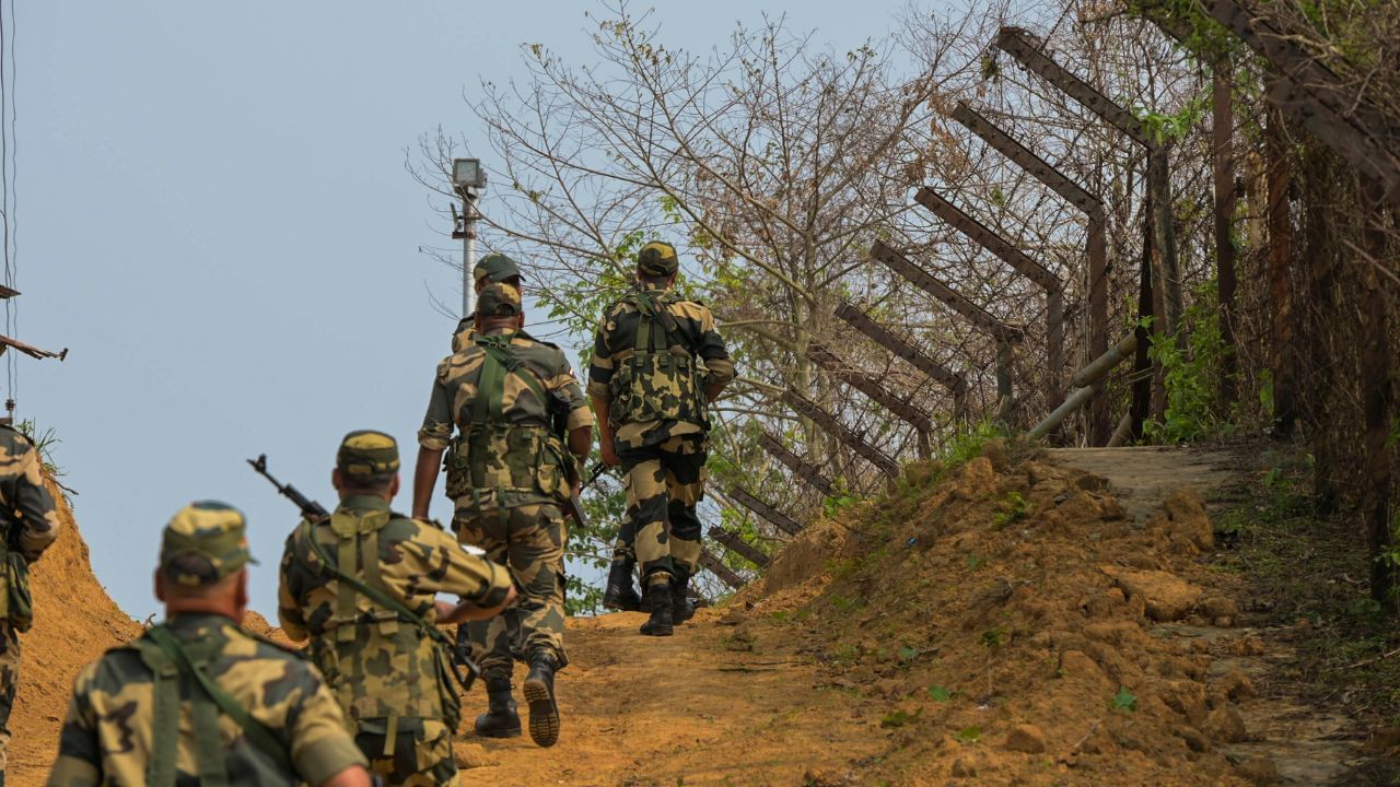 ভাৰতত অনুপ্ৰৱেশৰ চেষ্টাঃ সীমান্তত BSFৰ হাতত ধৰা পৰিল বাংলাদেশৰ হাছিনা চৰকাৰৰ সেনা বিষয়া ভাৰতত অনুপ্ৰৱেশৰ চেষ্টাঃ সীমান্তত BSFৰ হাতত ধৰা পৰিল বাংলাদেশৰ হাছিনা চৰকাৰৰ সেনা বিষয়া