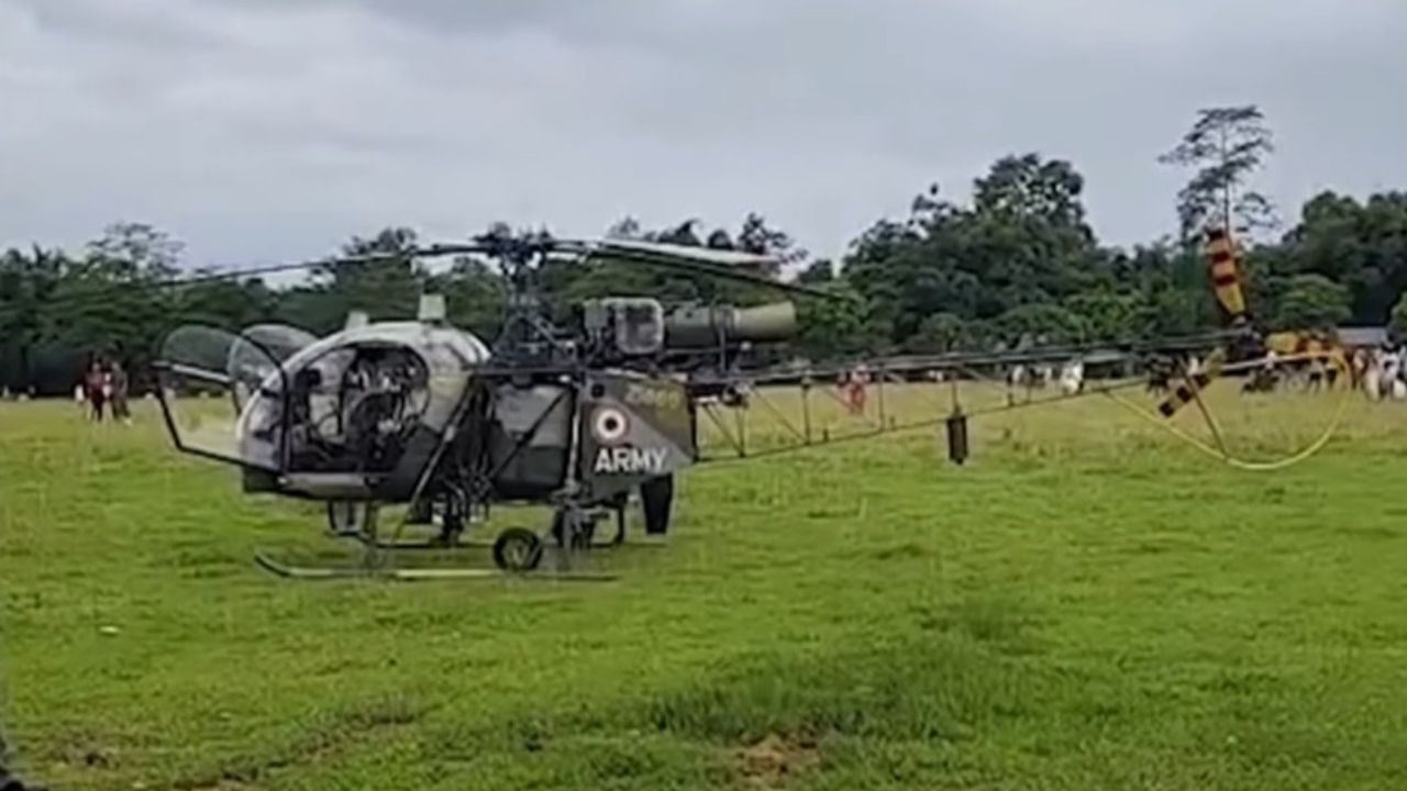 ইয়াৰে দুগৰাকী হেলিকপ্টাৰৰ পাইলট আৰু দুগৰাকী ভাৰতীয় সেনাৰ শীৰ্ষ বিষয়া বুলি জানিব পৰা গৈছে। পাইলটৰ তৎপৰতাৰ পৰা দুৰ্ঘটনাৰ পৰা কথমপি ৰক্ষা পৰিল হেলিকপ্টাৰখন।