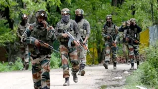 সেনাৰ বৃহৎ সফলতা! জম্মু-কাশ্মীৰত নিহত ২ সন্ত্ৰাসবাদী, মহাৰাষ্ট্ৰ সীমান্তত ৪ নক্সালবাদীক হত্যা…