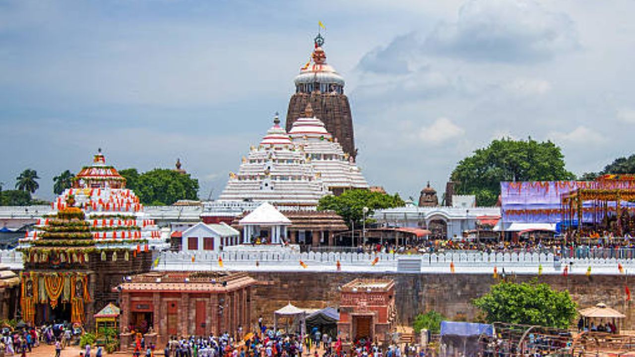 পুৰীৰ জগন্নাথ মন্দিৰত নিষিদ্ধ কাণ্ড যুৱকৰ, চাওক ভিডিঅ'