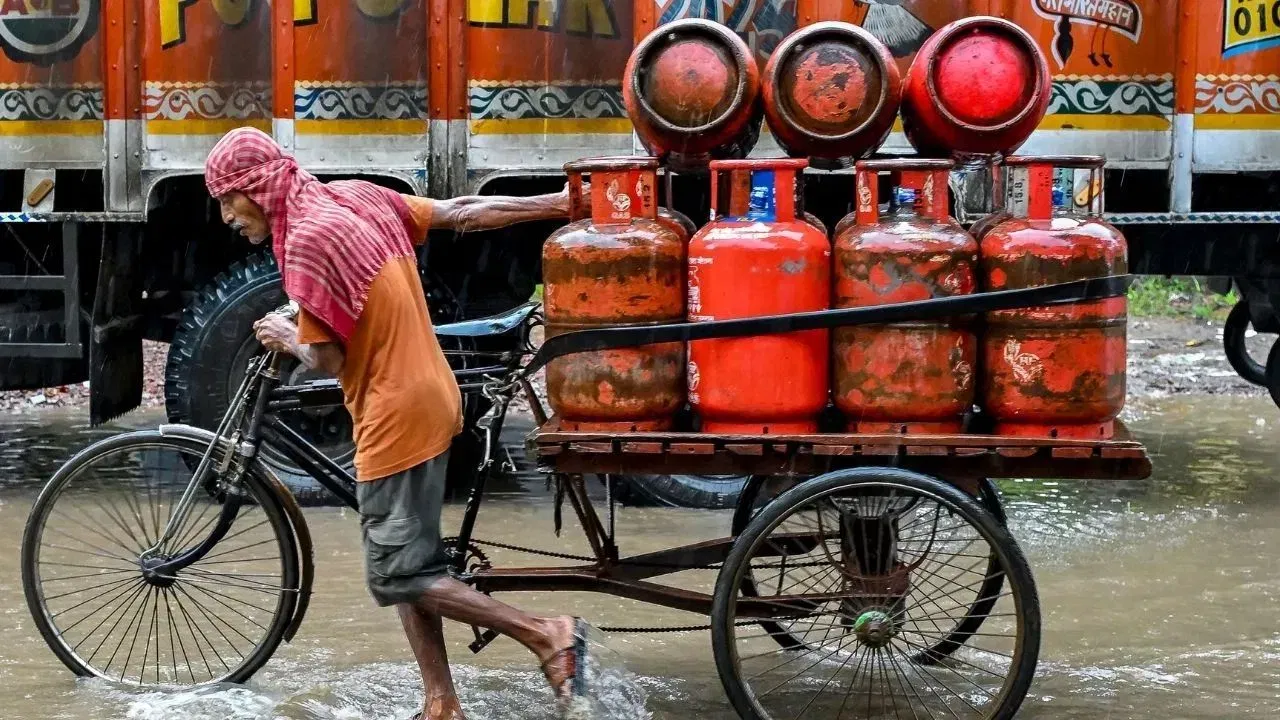 হ্ৰাস পাব ৰন্ধন গেছৰ দাম! ৩০ হাজাৰ কোটি টকাৰ ৰাজসাহায্য ঘোষণাৰ দিশে কেন্দ্ৰ…