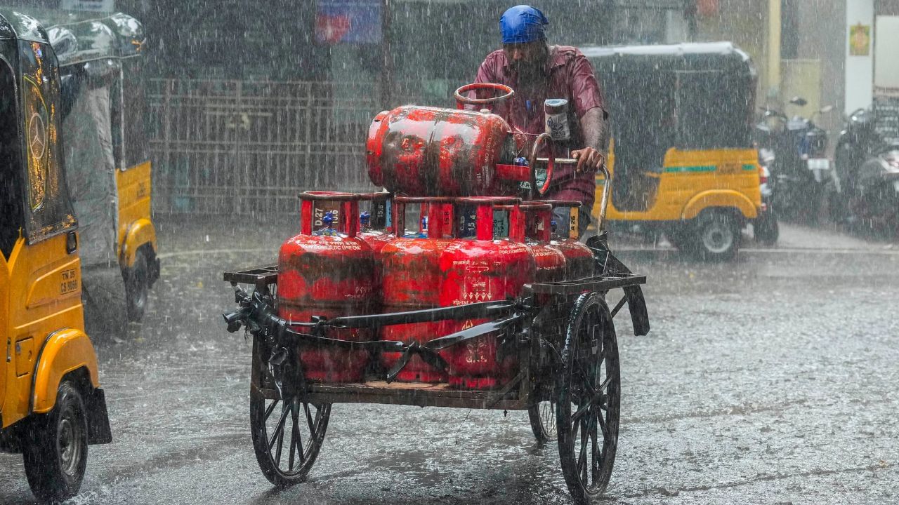 বৃহৎ সকাহ! আজিৰ পৰা দাম কমিব গেছ চিলিণ্ডাৰৰঃ কিমান হ’ব মূল্য, চাওক…