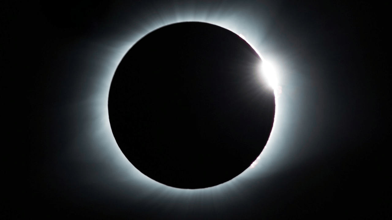 Lunar eclipse 2025 date: ছেপ্টেম্বৰত বছৰৰ দ্বিতীয়টো চন্দ্ৰগ্ৰহণ, ভাল প্ৰভাৱ পৰিব এই ৪ ৰাশিৰ ওপৰত...