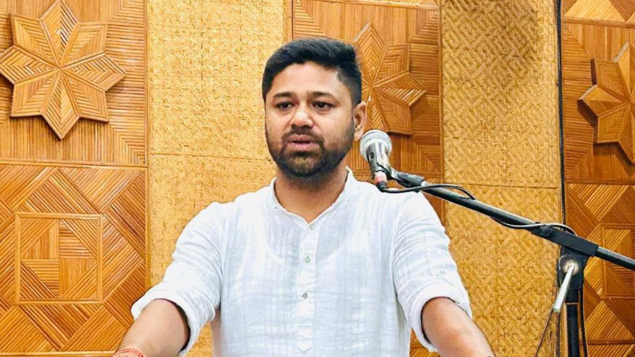 গৃহমন্ত্ৰীৰ ভাষাত উচ্ছেদিত অনুপ্ৰৱেশকাৰীসকল ক’লৈ গ’ল? প্ৰশ্ন লুৰীণজ্যোতি গগৈৰ… গৃহমন্ত্ৰীৰ ভাষাত উচ্ছেদিত অনুপ্ৰৱেশকাৰীসকল ক’লৈ গ’ল? প্ৰশ্ন লুৰীণজ্যোতি গগৈৰ…