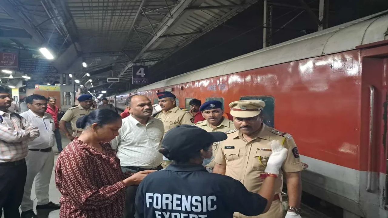 ৰে’লৰ শৌচাগাৰত শিশুৰ মৃতদেহ, দৃশ্য দেখি হতবাক! নিজ আত্মীয়ই… ৰে’লৰ শৌচাগাৰত শিশুৰ মৃতদেহ, দৃশ্য দেখি হতবাক! নিজ আত্মীয়ই…