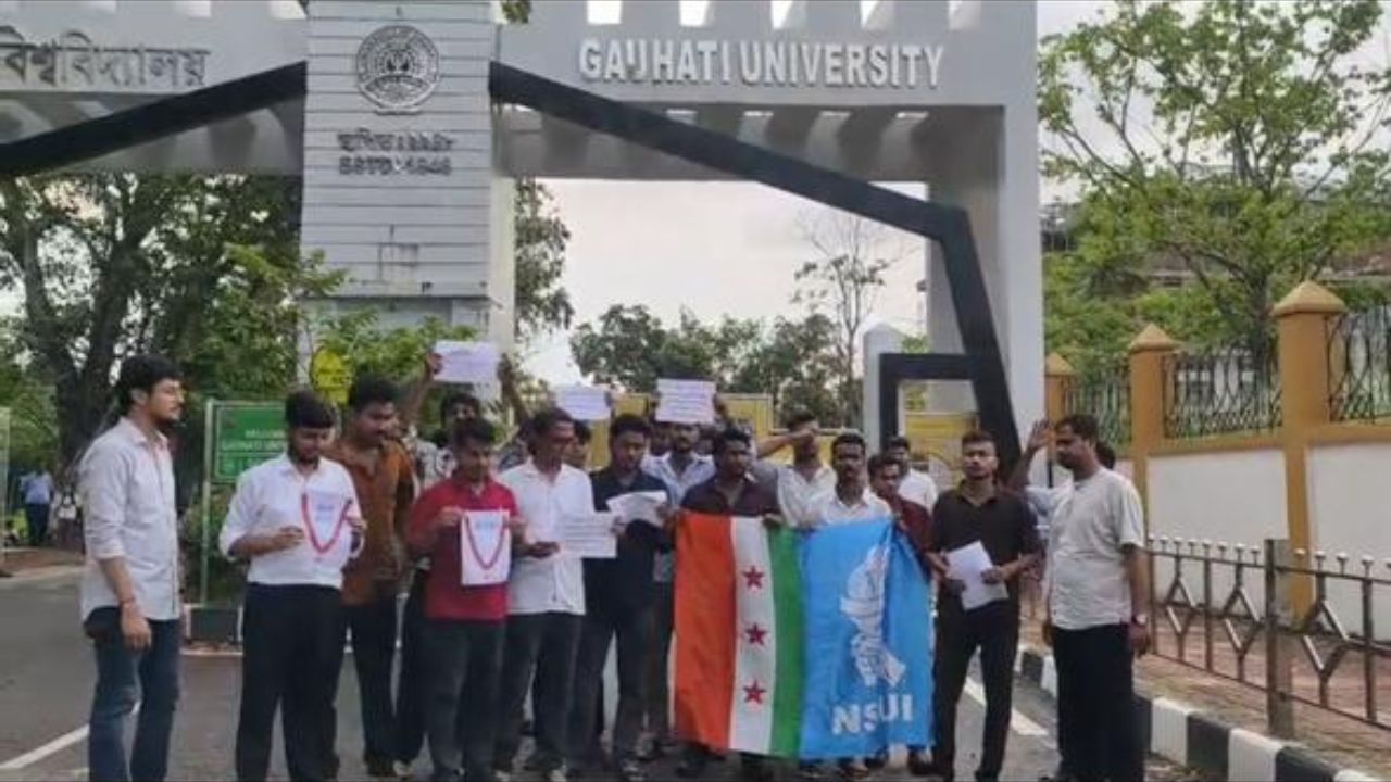 NCRT ৰ পাঠ্যক্ৰমত ইতিহাস বিকৃতকৰণ, গুৱাহাটী বিশ্ববিদ্যালয়ৰ চৌহদত NSUI ৰ উত্তাল প্ৰতিবাদ