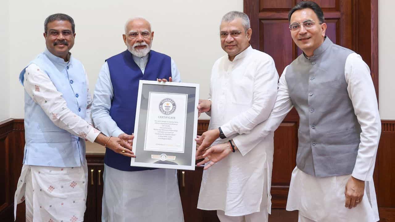 গিণিজ বুক অৱ ৱৰ্ল্ড ৰেকৰ্ডত অন্তৰ্ভুক্ত প্ৰধানমন্ত্ৰী মোদীৰ পৰীক্ষা পে চৰ্চাঃ এই দিশত গঢ়িলে বিশ্ব অভিলেখ